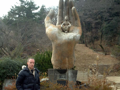 Mike and the hand statue in Kappa Pier